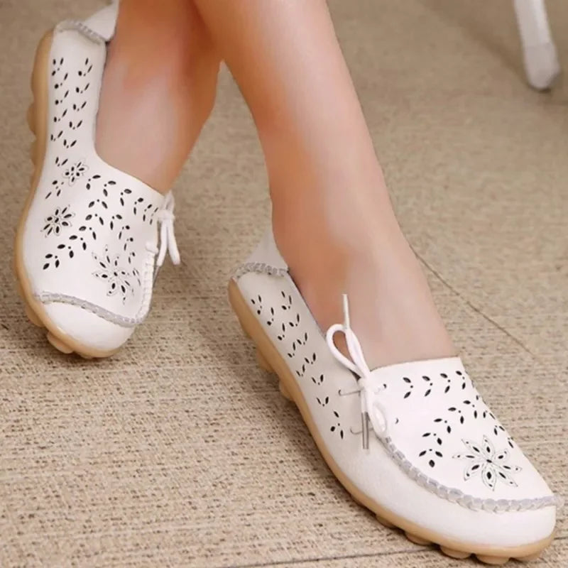 Mocassins femininos, em couro legítimo, com laço vazado
