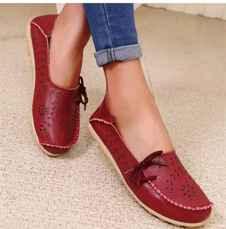 Mocassins femininos, em couro legítimo, com laço vazado
